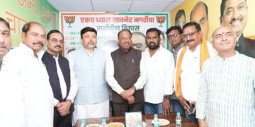 महसूलमंत्री चंद्रशेखर बावनकुळे यांची सावनेर तालुकाध्यक्ष मंदार मंगळे यांच्या जनसंपर्क कार्यालयाला भेट.