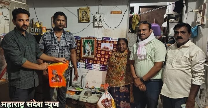 रक्ताच्या नात्यापेक्षा मित्रत्वाचे नाते मोठे, मित्राच्या संकट काळी जुन्या मित्रांनी केली कुटुंबाला मदत.