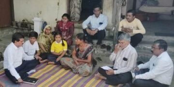 शेती स्वावलंबन मिशनचे अध्यक्ष निलेश हेलोंडे पाटील यांनी घेतली आत्महत्याग्रस्त शेतकरी कुटूंबियांची भेट.