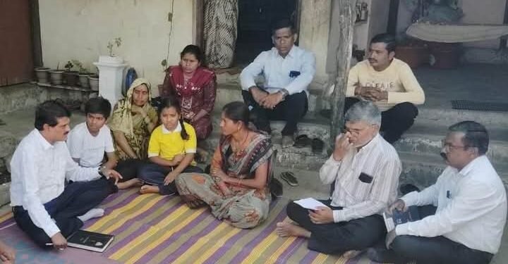 शेती स्वावलंबन मिशनचे अध्यक्ष निलेश हेलोंडे पाटील यांनी घेतली आत्महत्याग्रस्त शेतकरी कुटूंबियांची भेट.