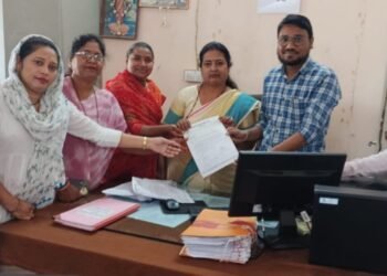 हिंगणघाट शहरातील डॉ. मुजुमदार वार्ड येथील दर्गाजवळील मुख्य रस्त्यावर पडलेला खड्डा तात्काळ बुजवा.