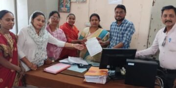 हिंगणघाट शहरातील डॉ. मुजुमदार वार्ड येथील दर्गाजवळील मुख्य रस्त्यावर पडलेला खड्डा तात्काळ बुजवा.