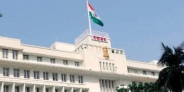 मुंबई मंत्रालयाच्या सुरक्षा जाळीवर तरुणाचं धोकादायक आंदोलनाने माजली एकच खळबळ.