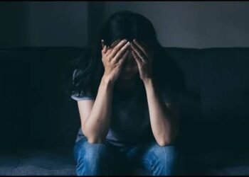 शाळेत जाण्यासाठी आईने वेळेवर उठवलं नाही, या रागातून 8 वी शिक्षणाऱ्या मुलीची आत्महत्या.