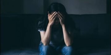 शाळेत जाण्यासाठी आईने वेळेवर उठवलं नाही, या रागातून 8 वी शिक्षणाऱ्या मुलीची आत्महत्या.