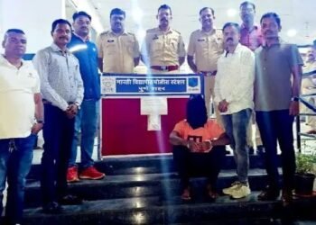 पुण्यात सकाळी मॉर्निग वॉक करणार्या महिलेच्या गळ्यातील सोनसाखळी लुटणाऱ्या आरोपीला पोलिसांनी ठोकल्या बेड्या.