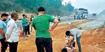 पुण्यात पर्यटकांना कपडे फाडत पर्यंत हात-पाय बांधून काठीने मारहाण.