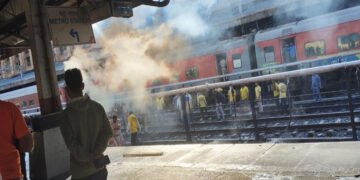 नागपूर येथील रेल्वे स्टेशनवर दिल्ली सारख्या भिषण घटनेची पुनरावृत्ती टळली, नाही तर एका क्षणात सर्व संपलं असते.