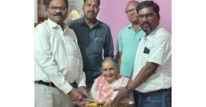 बौद्ध धम्म संस्कार संघ, श्रावस्ती विहार सांगलीच्या माजी अध्यक्ष सोनूताई चंद्रकांत कांबळे यांच्या वाढदिवस साजरा.