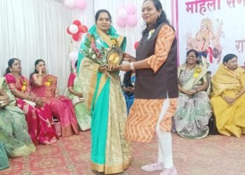 राष्ट्रीय महिला महा संमेलनात ,सामाजिक कार्यकर्त्या  संगीता ठलाल यांचा सत्कार.