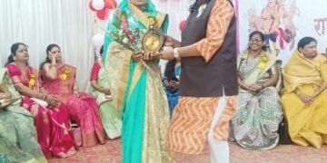 राष्ट्रीय महिला महा संमेलनात ,सामाजिक कार्यकर्त्या  संगीता ठलाल यांचा सत्कार.