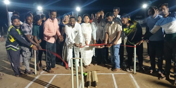 नवेगाव येथे रात्रकालीन क्रिकेट स्पर्धेचे भाग्यश्री ताई व शाहीन भाभी यांच्या हस्ते उद्घाटन संपन्न.