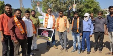 बल्लारपुर येथे शिवसेनेचे जोडे मारो आंदोलन.