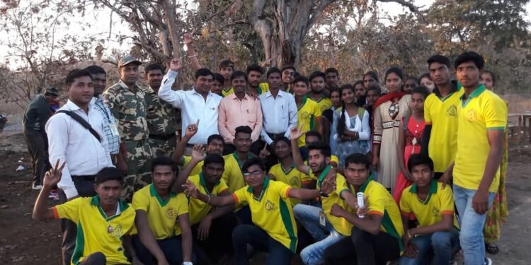 जिवती तालुक्यातील गोंडवाना महाविद्यालयाच्या विद्यार्थ्यांनी राबविले “रासयो’ शिबिर, शिबिरातून जोपासली सामाजिक बांधिलकी.