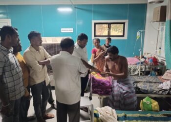 वनप्राण्याच्या हल्यात शेतकरी गंभीर जखमी : अजय कंकडालवारांनी केली औषध उपचाराकरिता आर्थिक मदत.