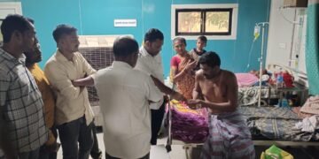 वनप्राण्याच्या हल्यात शेतकरी गंभीर जखमी : अजय कंकडालवारांनी केली औषध उपचाराकरिता आर्थिक मदत.