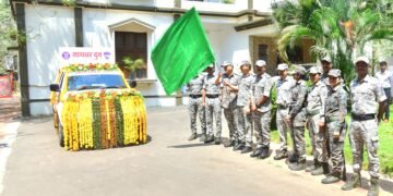गडचिरोली पोलीस दलाचा सायबर दूत मोबाईल व्हॅनचे अपर पोलीस महासंचालक डॉ, छेरिंग दोरजे यांचे हस्ते अनावरण.