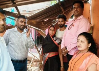 माजी शिक्षण सभापती सारिका कनकम ने किया अपादाग्रस्त परिवार से मुलाक़ात और क्षतिग्रस्त घर का निरिक्षण किया.