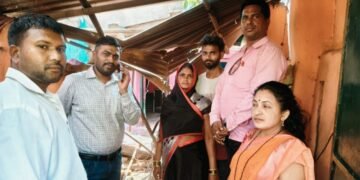 माजी शिक्षण सभापती सारिका कनकम ने किया अपादाग्रस्त परिवार से मुलाक़ात और क्षतिग्रस्त घर का निरिक्षण किया.