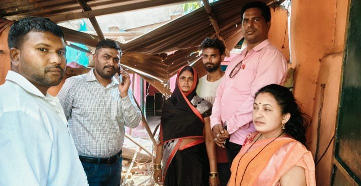 माजी शिक्षण सभापती सारिका कनकम ने किया अपादाग्रस्त परिवार से मुलाक़ात और क्षतिग्रस्त घर का निरिक्षण किया.