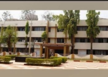 गडचिरोली : विकासनिधीसाठी ५ टक्के लाच, पत्नीच्या खात्यात घेतात पैसे.