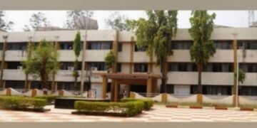 गडचिरोली : विकासनिधीसाठी ५ टक्के लाच, पत्नीच्या खात्यात घेतात पैसे.