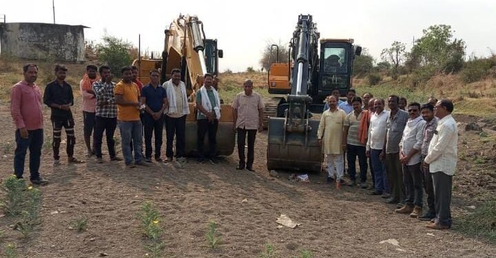 जमनालाल बजाज सेवा ट्रस्ट वर्धाच्या माध्यमातून वाघोली गावातून वाहणाऱ्या नाल्याचे रुंदीकरण व खोलीकरण शुभारंभ.