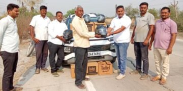 सामाजिक कार्यकर्ते अतुल पन्नासे यांच्या सामाजिक उपक्रम, अनेक नागरिकांना हेल्मेट वाटप.