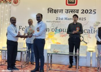 टॉप क्लस्टर म्हणून देवलमरी येथील केंद्र शाळा सन्मानित.