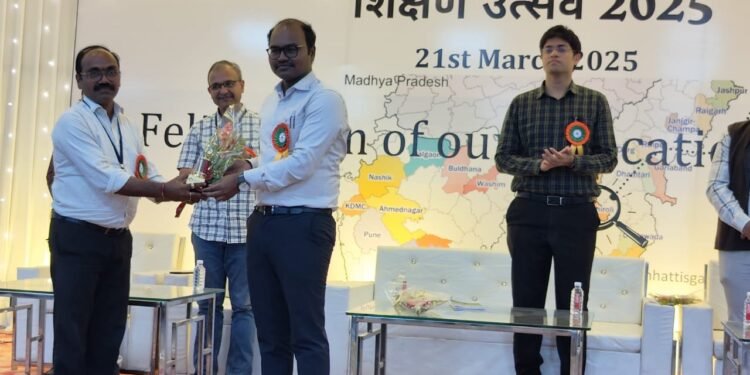 टॉप क्लस्टर म्हणून देवलमरी येथील केंद्र शाळा सन्मानित.