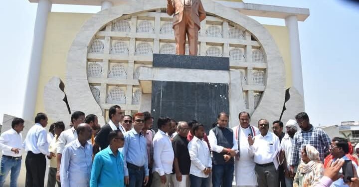 हिंगणघाट: पालकमंत्री पंकज भोयर यांनी केली डॉ. बाबासाहेब आंबेडकर पुतळा परिसराची पाहणी.