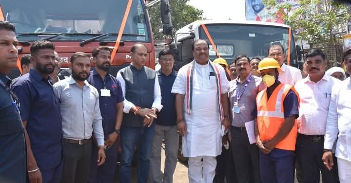 हिंगणघाट नगर. परिषदेच्या दोन जेटिंग यंत्रांचे पालकमंत्री डॉ. पंकज भोयर यांच्या हस्ते लोकार्पण.