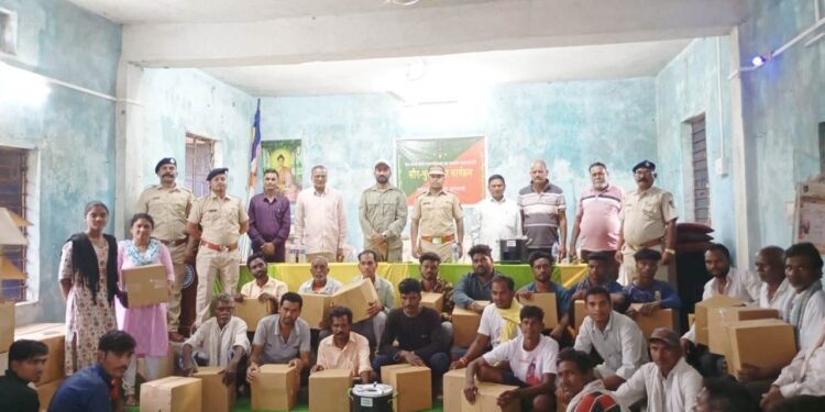 वेलगूर येथे  जागतिक वन दिनानिमित्त सौर चुलते वाटप.