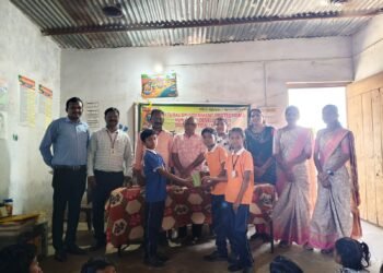 राजुरा येथील आशादेवी शाळेतील विद्यार्थीना पिण्याच्या पाण्याच्या बॉटल्स व पेन्सिल वाटप.