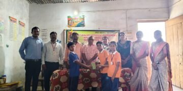 राजुरा येथील आशादेवी शाळेतील विद्यार्थीना पिण्याच्या पाण्याच्या बॉटल्स व पेन्सिल वाटप.