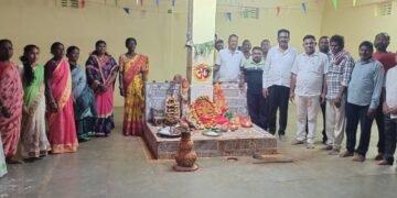 माजी जि.प.अध्यक्ष अजय कंकडालवार व हणमंतु मडावी यांची बोनालू पूजेला उपस्थित.