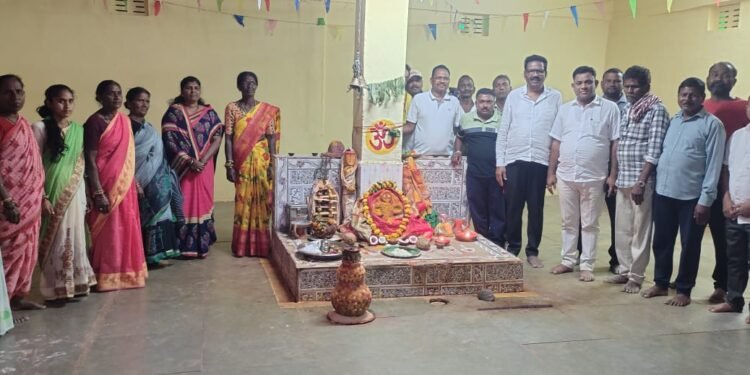 माजी जि.प.अध्यक्ष अजय कंकडालवार व हणमंतु मडावी यांची बोनालू पूजेला उपस्थित.