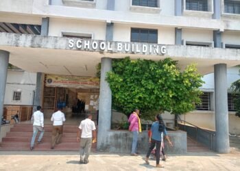 वसतिगृह अधिक्षक ईश्वर शेवाळे यांच्यावर कठोर कारवाई करा.