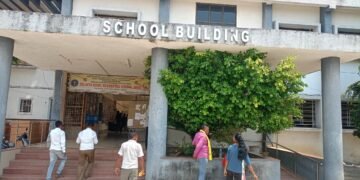 वसतिगृह अधिक्षक ईश्वर शेवाळे यांच्यावर कठोर कारवाई करा.