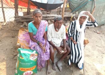 अहेरी येथील राष्ट्रीय मानवाधिकार संघटना तर्फे बंदेली कुटूंबाना केली आर्थिक मदत.