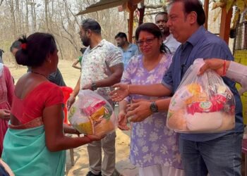 चौडमपल्ली येथील महाकाली मंदिरात मियाम चॅरिटेबल ट्रस्टच्या अध्यक्षा नितु जोशी यांच्या हस्ते गावकऱ्यांना रेशन साहित्याचे वाटप.