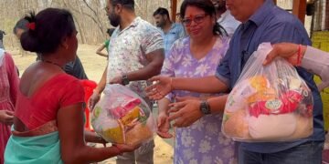 चौडमपल्ली येथील महाकाली मंदिरात मियाम चॅरिटेबल ट्रस्टच्या अध्यक्षा नितु जोशी यांच्या हस्ते गावकऱ्यांना रेशन साहित्याचे वाटप.