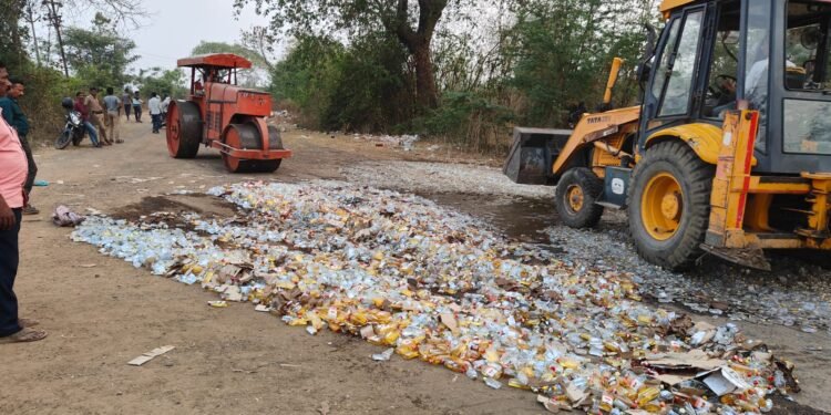 पोस्टे गडचिरोली येथील विविध दारुच्या गुन्ह्रातील एकुण 15,60,194/- रुपयांचा जप्त मुद्देमाल पोलीसांनी केला नष्ट.