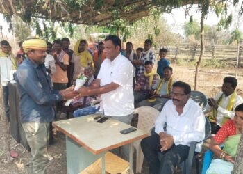 माजी जि.प.अध्यक्ष अजय कंकडालवार यांचा हस्ते भव्य ग्रामीण व्हाॅलीबाॅल स्पर्धेचे उदघाटन.