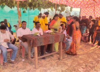 काँग्रेसनेते अजयभाऊ कंकडालवार यांचा हस्ते भव्य ग्रामीण क्रिकेट स्पर्धेचे उदघाटन.