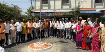 भाजपा स्थापना दिन निमित्त सावनेर येथे शहर अध्यक्ष राजूभाऊ घुगल यांच्या हस्ते ध्वजारोहन.