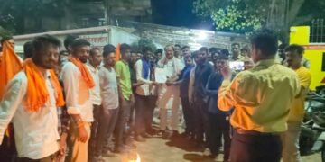 हिंगणघाट येथे प्रहारचे  आमदाराच्या घरावर मशाल आंदोलन.