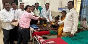 डॉ. बाबासाहेब आंबेडकर जयंतीनिमित्त महाराष्ट्र राज्य शिक्षक परिषद तालुका शाखा एटापल्ली च्या वतीने रुग्णांना  विद्यार्थ्याना फळे व बिस्कीट वाटप.