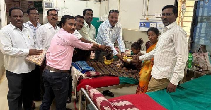 डॉ. बाबासाहेब आंबेडकर जयंतीनिमित्त महाराष्ट्र राज्य शिक्षक परिषद तालुका शाखा एटापल्ली च्या वतीने रुग्णांना  विद्यार्थ्याना फळे व बिस्कीट वाटप.