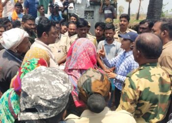 भिमरगुडा येथील वनजमिनीवरील अतिक्रमण हटविण्याची कारवाई तूर्तास स्थगित.